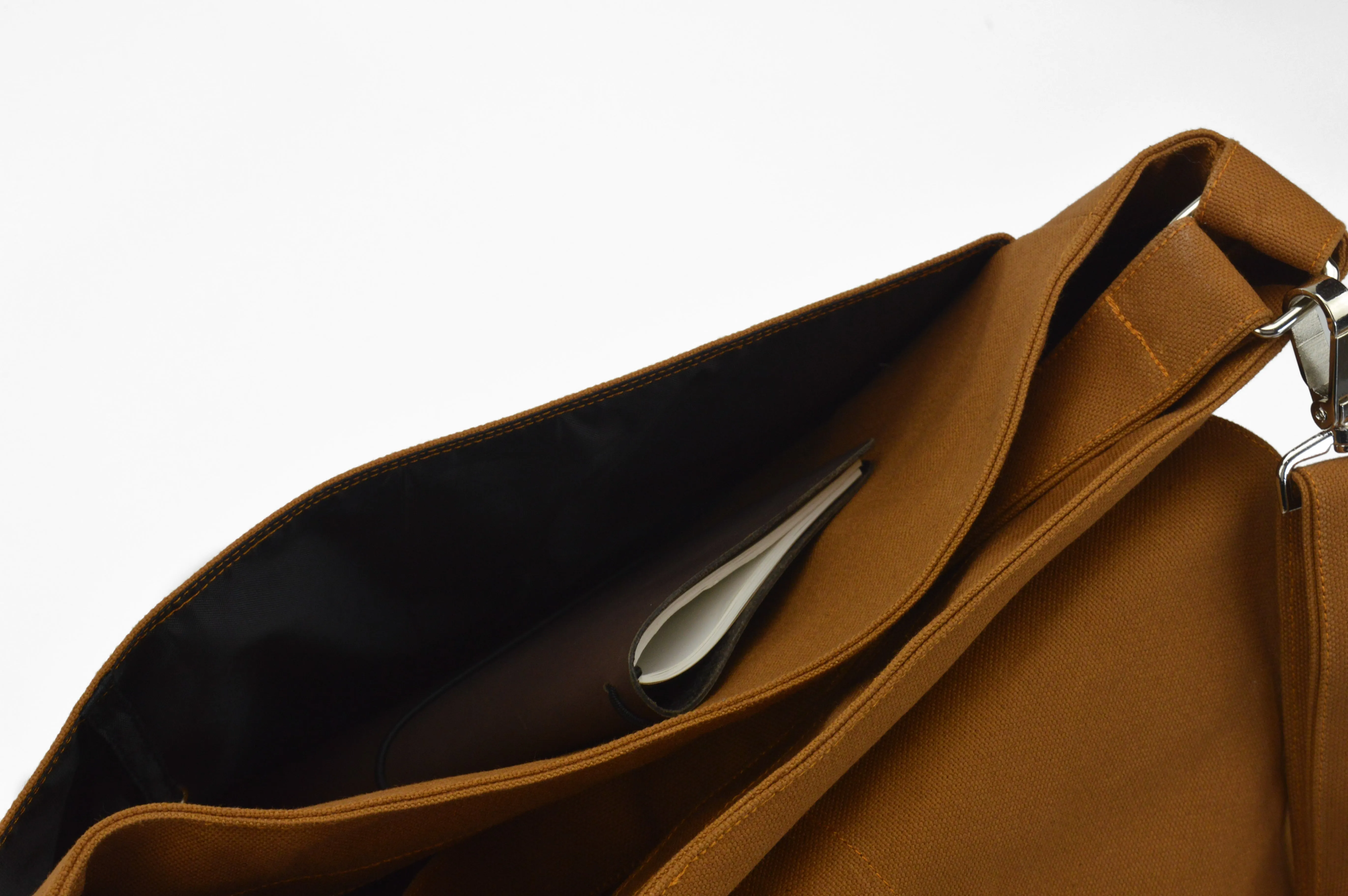 Daniel 18 Honey Brown | Messenger Bag