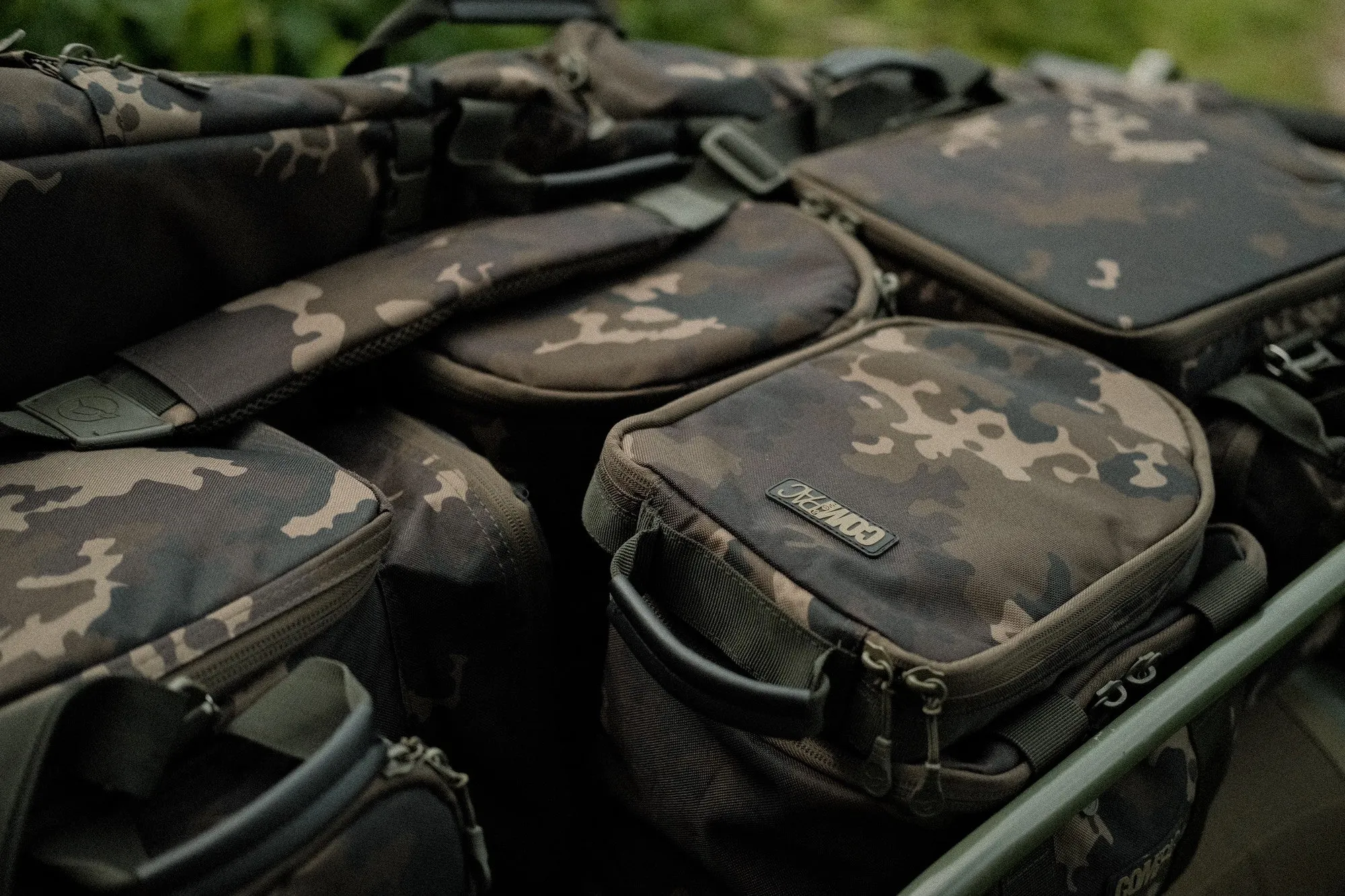 KORDA Compac Buzz Bar Bag Dark Kamo